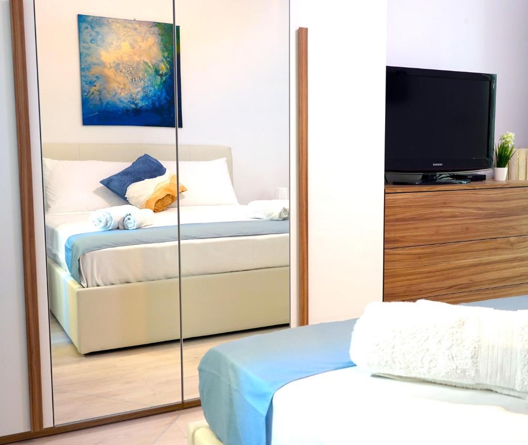 Hostly - Vittoria House - Near The Center With Private Parking Appartamento Napoli Esterno foto