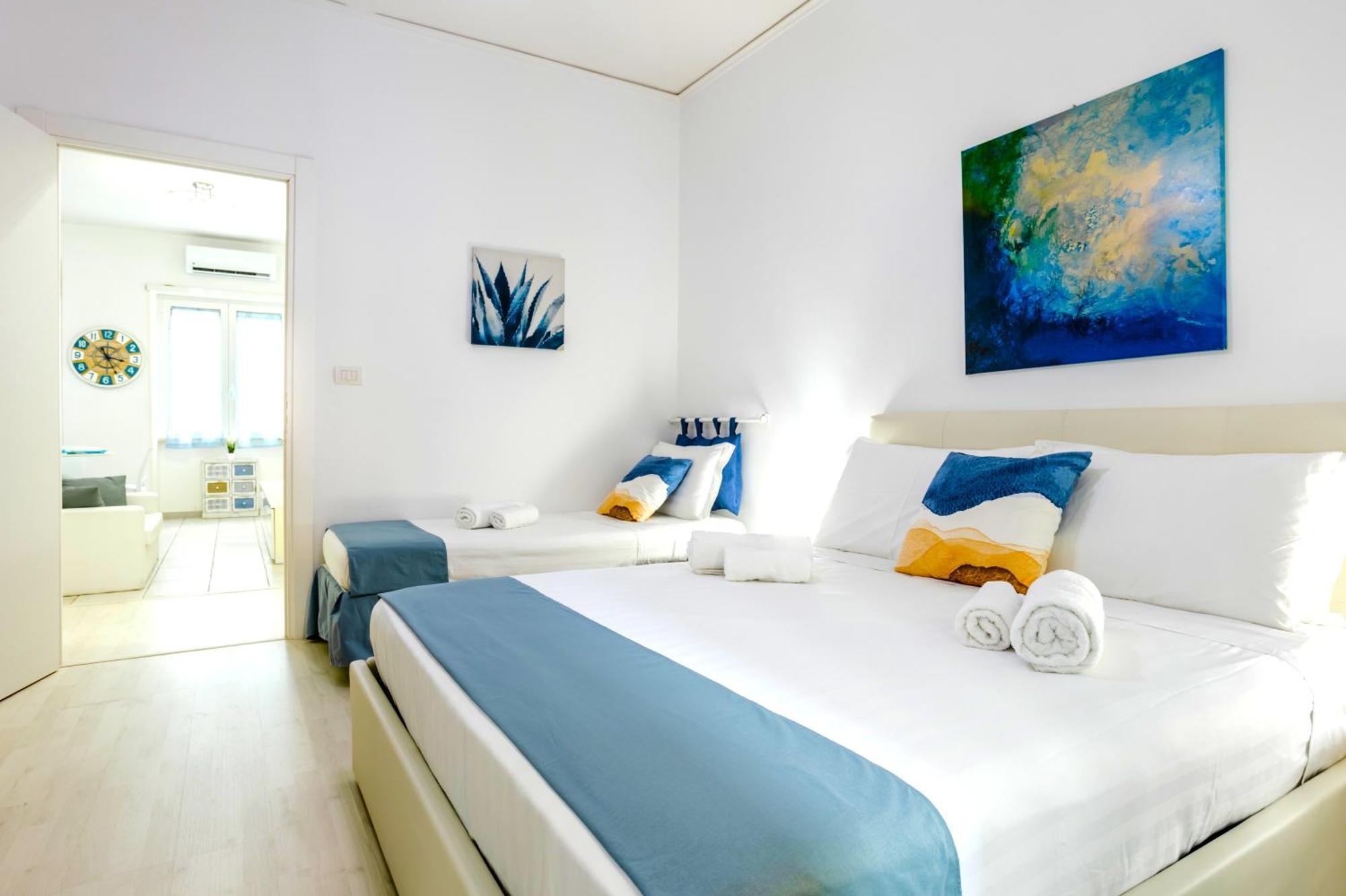 Hostly - Vittoria House - Near The Center With Private Parking Appartamento Napoli Esterno foto