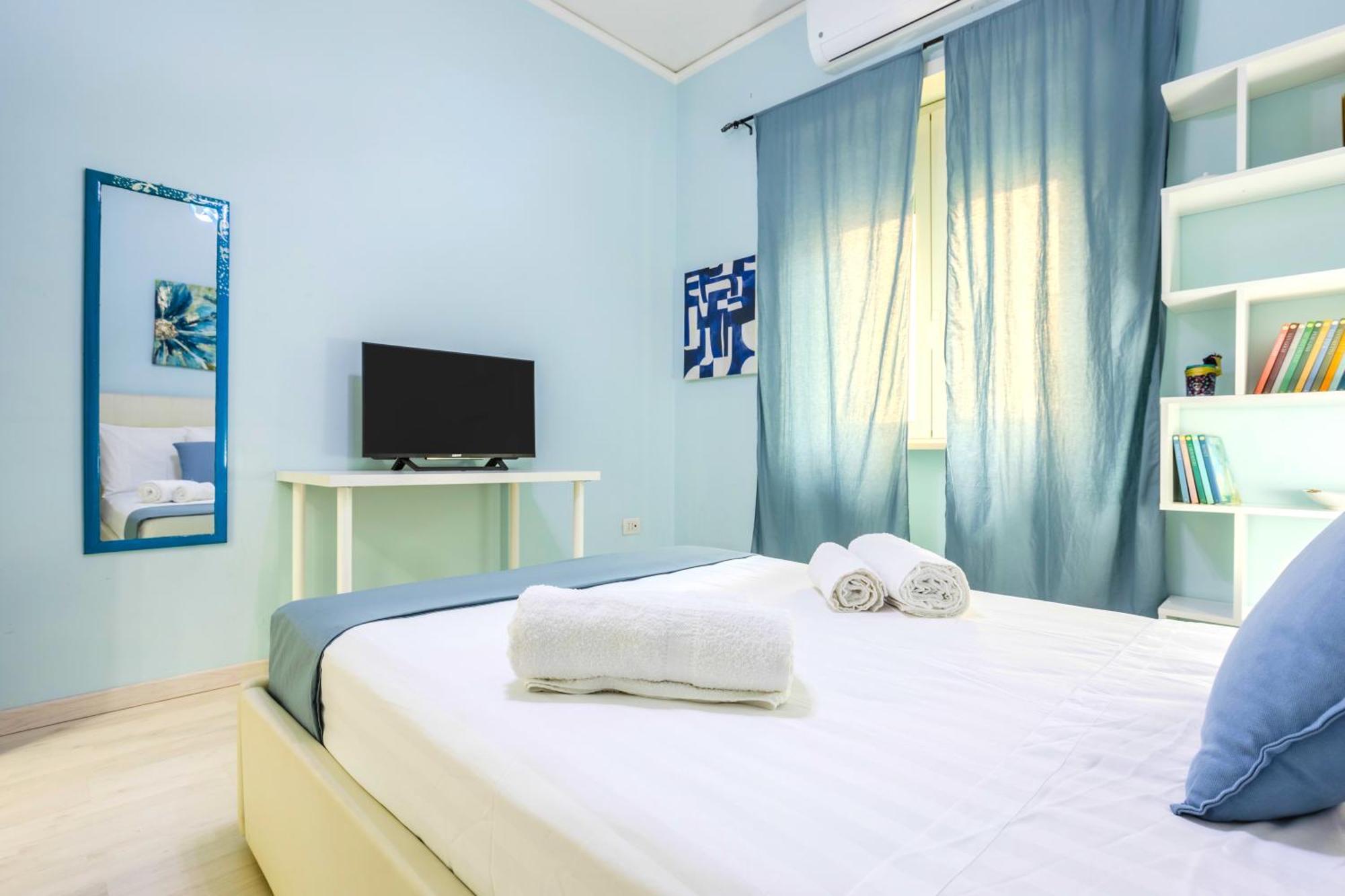 Hostly - Vittoria House - Near The Center With Private Parking Appartamento Napoli Esterno foto